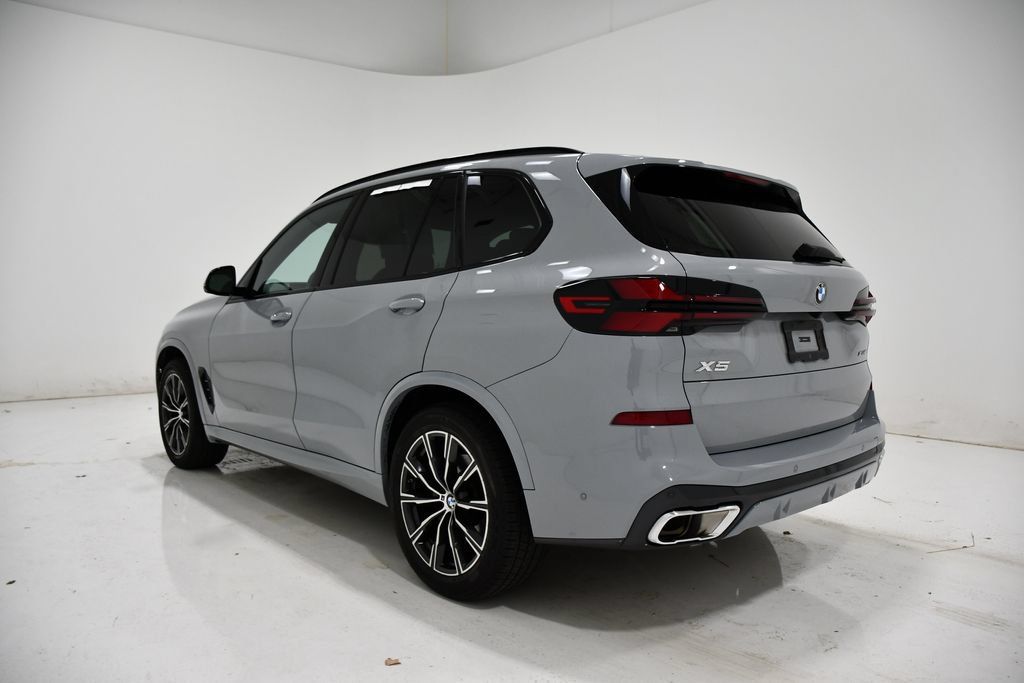 Used 2024 BMW X5 xDrive40i w/ M Sport Package AWD/4WD image 3
