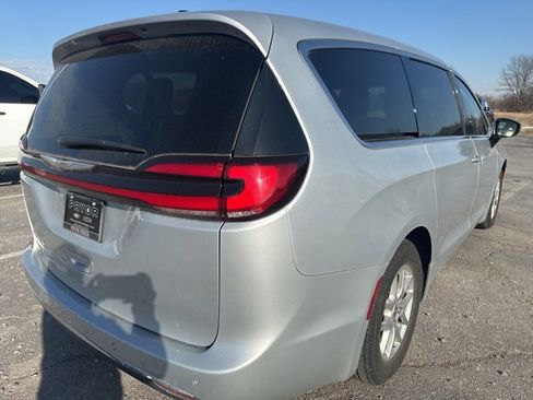 Used 2023 Chrysler Pacifica Touring-L image 2