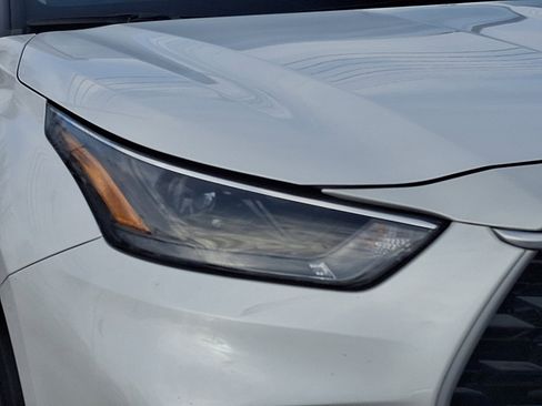 Used 2023 Toyota Highlander XLE image 9