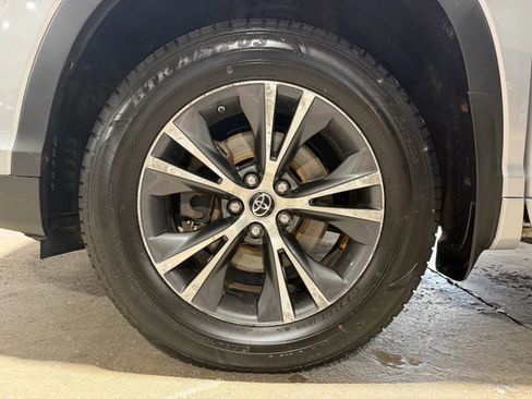 Used 2016 Toyota Highlander XLE AWD/4WD image 19