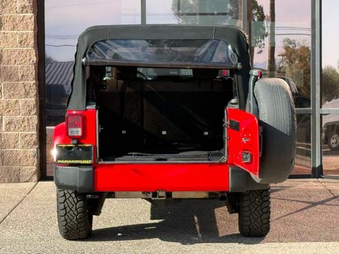 Used 2018 Jeep Wrangler Unlimited Sahara w/ Connectivity Group AWD/4WD image 12