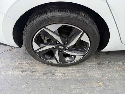 Used 2021 Hyundai Elantra Limited image 33