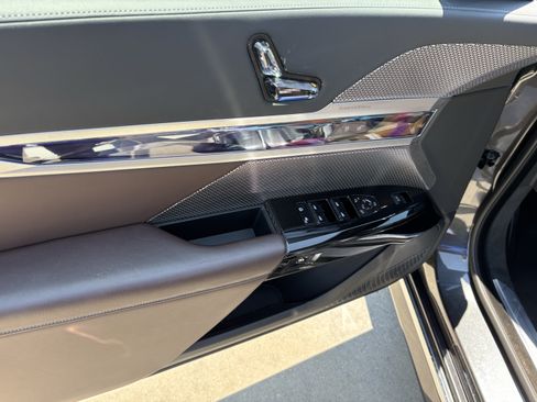 Used 2023 BMW i7 xDrive60 AWD/4WD image 14