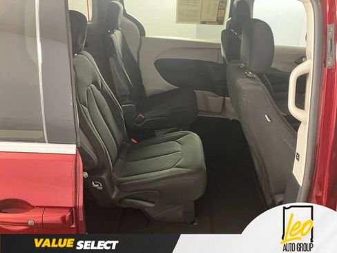 Used 2017 Chrysler Pacifica Touring FWD image 17