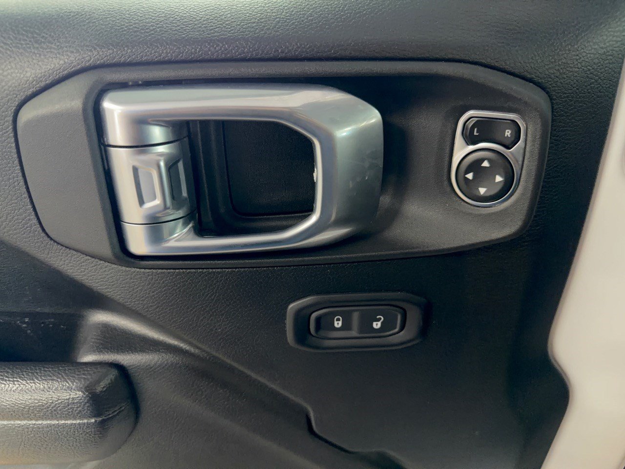 Used 2022 Jeep Wrangler Sport AWD/4WD image 15