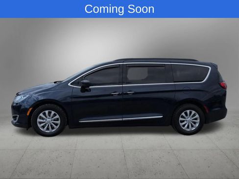 Used 2017 Chrysler Pacifica Touring-L FWD image 3