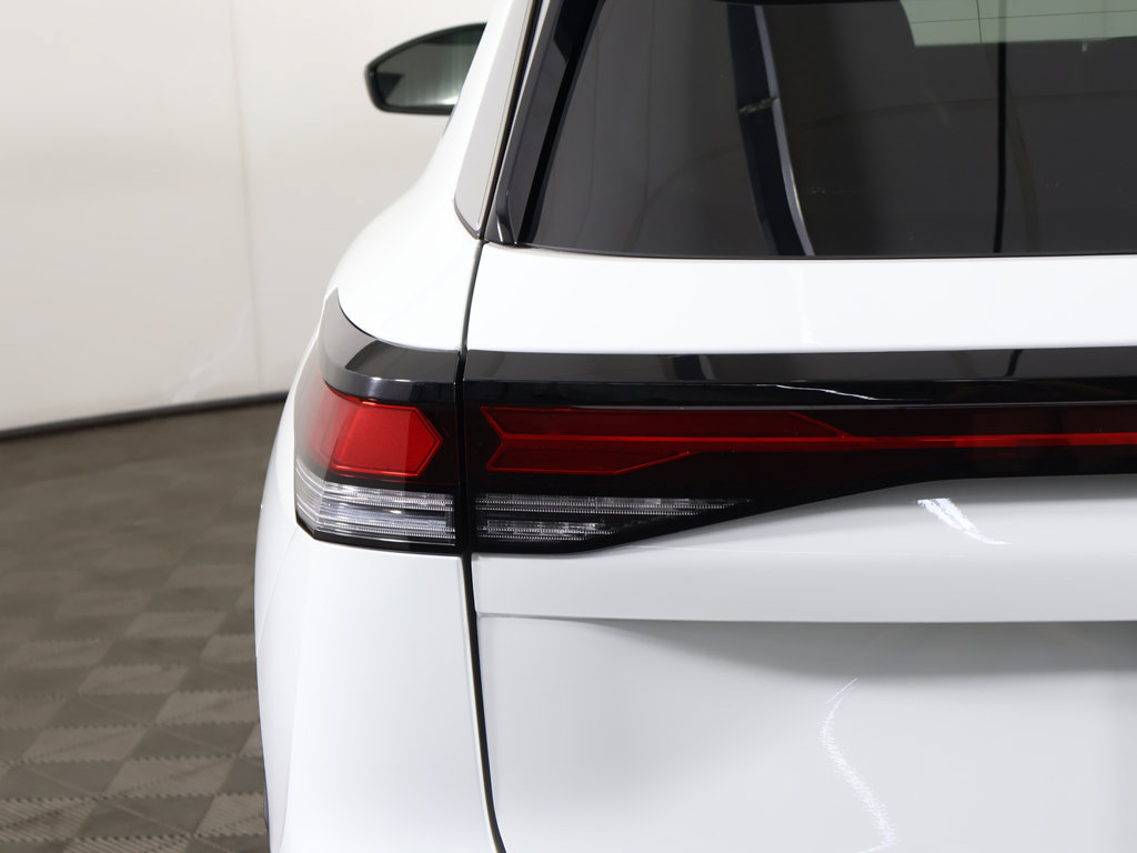 Used 2025 Volkswagen Tiguan SE w/ Panoramic Sunroof Package AWD/4WD image 15