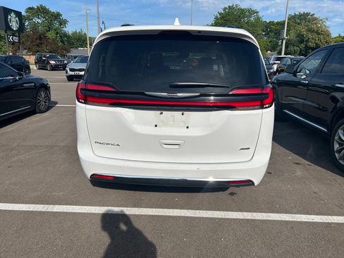 Used 2022 Chrysler Pacifica Touring-L AWD/4WD image 5
