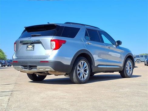 Used 2022 Ford Explorer XLT w/ Equipment Group 202A image 5