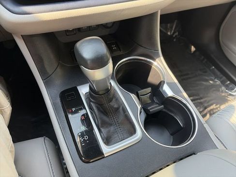 Used 2019 Toyota Highlander Plus AWD/4WD image 20