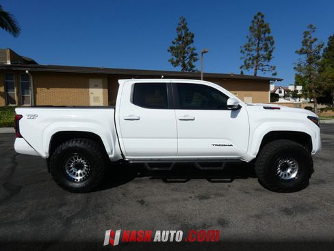 Used 2025 Toyota Tacoma TRD Sport AWD/4WD image 6