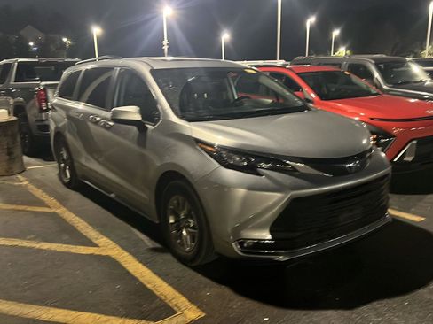 Certified 2024 Toyota Sienna XLE image 7