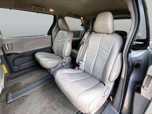 Used 2013 Toyota Sienna XLE FWD image 18