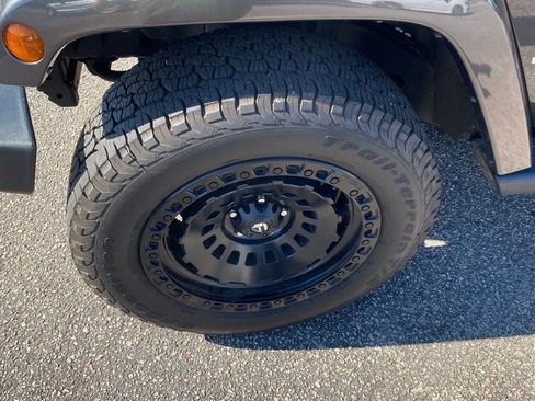 Used 2018 Jeep Wrangler Unlimited Sahara w/ Dual Top Group AWD/4WD image 18