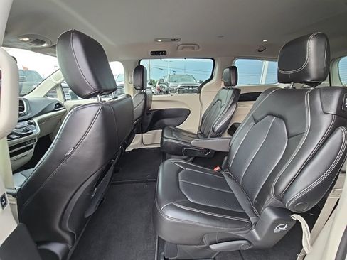 Used 2023 Chrysler Pacifica Touring-L FWD image 33