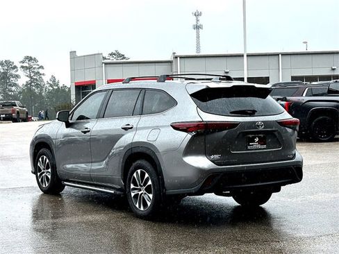 New 2025 Toyota Highlander XLE image 6