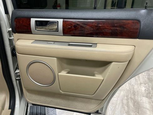 Used 2006 Lincoln Navigator Ultimate image 32