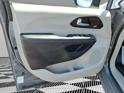 Used 2023 Chrysler Pacifica Limited FWD image 18