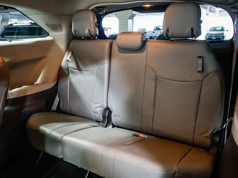 Used 2021 Toyota Sienna Limited image 22