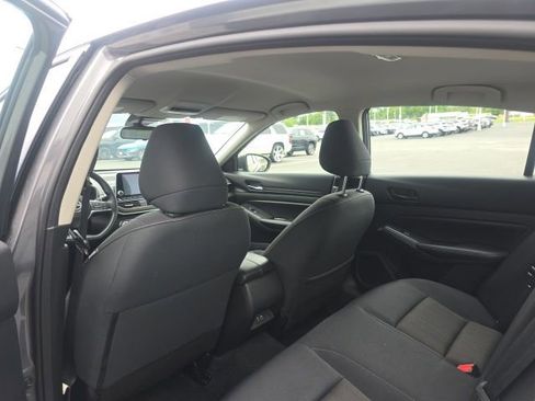 Used 2024 Nissan Altima 2.5 SV FWD image 13