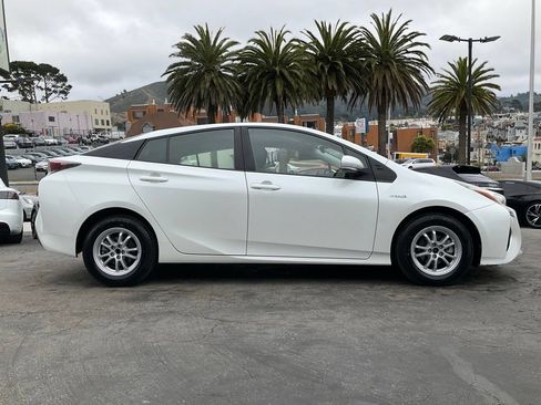 Used 2017 Toyota Prius Two FWD image 3