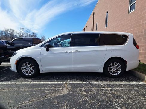 Used 2026 Chrysler Voyager LX image 3