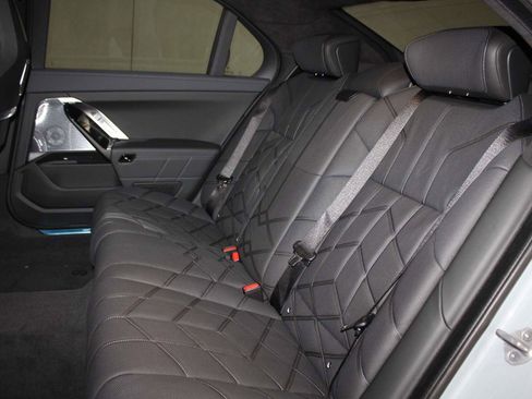 New 2026 BMW i7 M70 w/ Executive Package image 16