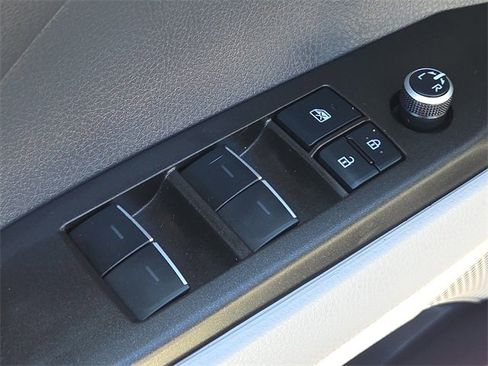 Used 2022 Toyota Camry XLE image 18