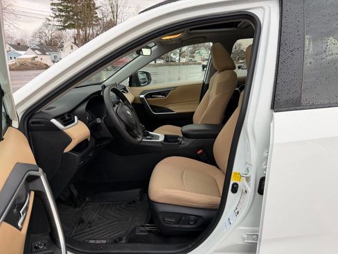 Used 2020 Toyota RAV4 XLE image 9