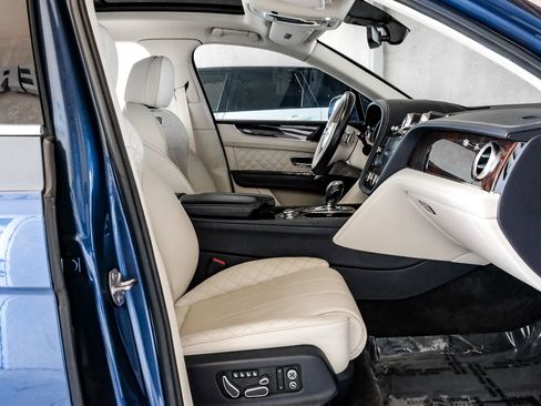 Used 2019 Bentley Bentayga AWD/4WD image 42