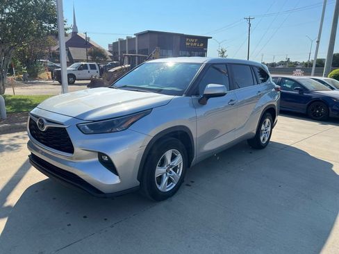 Used 2023 Toyota Highlander LE FWD image 1