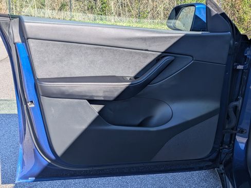 Used 2022 Tesla Model Y Long Range image 17