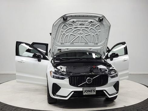 Used 2025 Volvo XC60 B5 Plus AWD/4WD image 10
