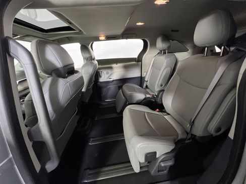 Used 2022 Toyota Sienna Limited image 25
