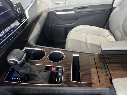 Certified 2024 Toyota Sienna XLE image 32