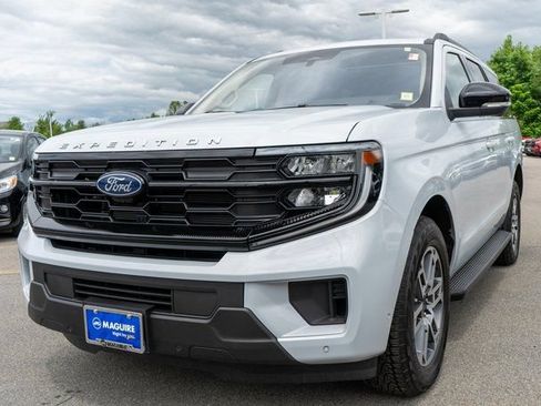 Used 2025 Ford Expedition Active AWD/4WD image 2