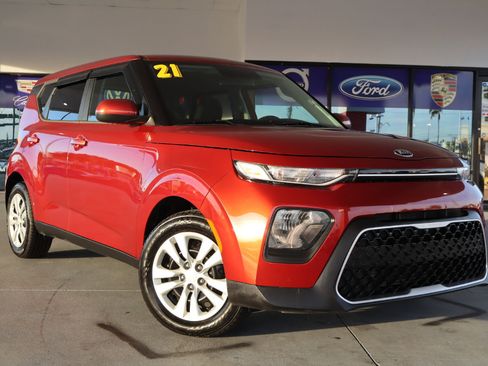 Used 2021 Kia Soul LX image 3