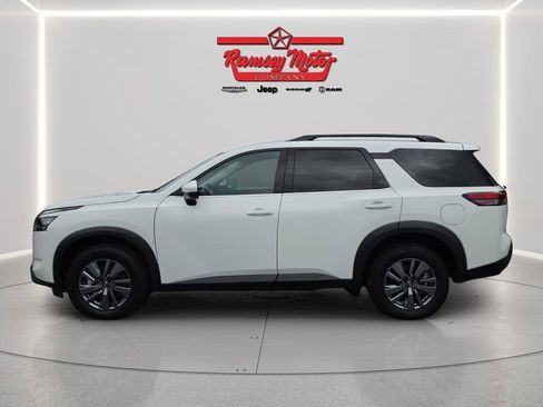 Used 2025 Nissan Pathfinder SV FWD image 2