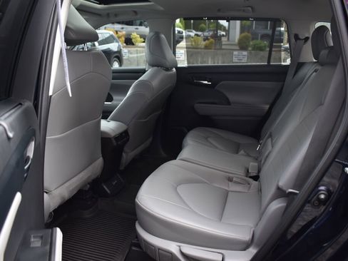 Used 2022 Toyota Highlander XLE AWD/4WD image 20