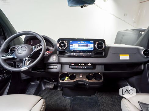 Used 2025 Mercedes-Benz Sprinter 2500 image 30