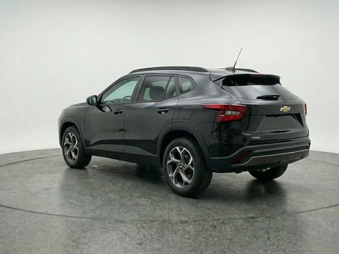 Used 2025 Chevrolet Trax LT w/ LT Convenience Package FWD image 6