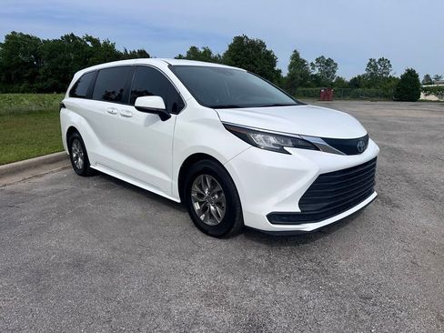 Used 2021 Toyota Sienna LE FWD image 3