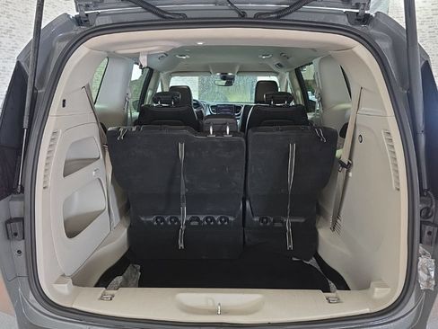 Used 2023 Chrysler Pacifica Touring-L FWD image 12