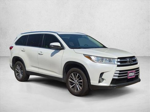 Used 2019 Toyota Highlander XLE FWD image 3