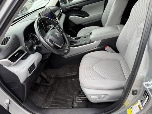 Used 2023 Toyota Highlander LE FWD image 11