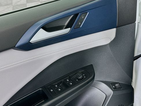 Used 2024 Volkswagen Taos SE image 15