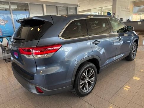 Used 2017 Toyota Highlander LE w/ Carpet Mat Package FWD image 5