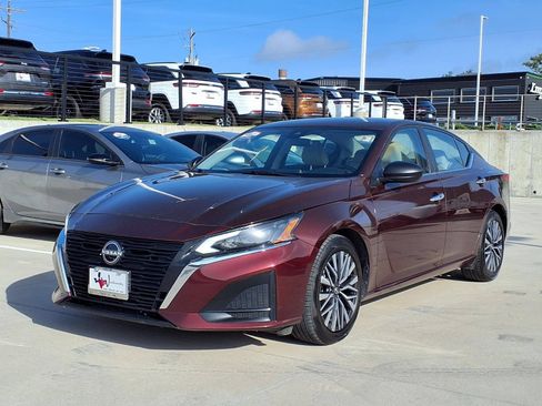 Used 2025 Nissan Altima 2.5 SV FWD image 3