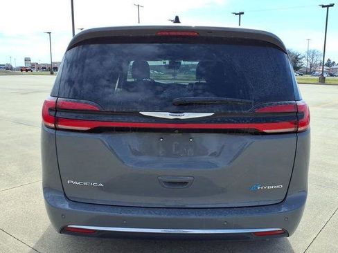 Used 2023 Chrysler Pacifica Touring-L image 19