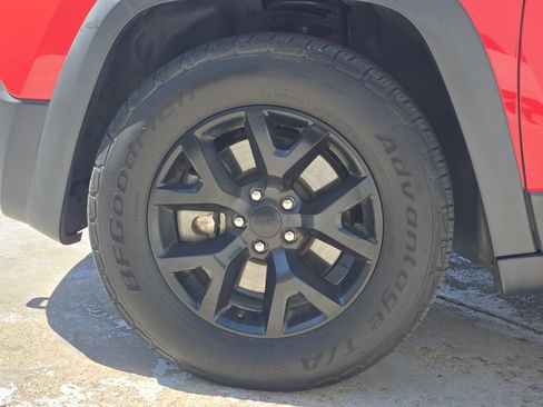 Used 2017 Jeep Cherokee Trailhawk image 14